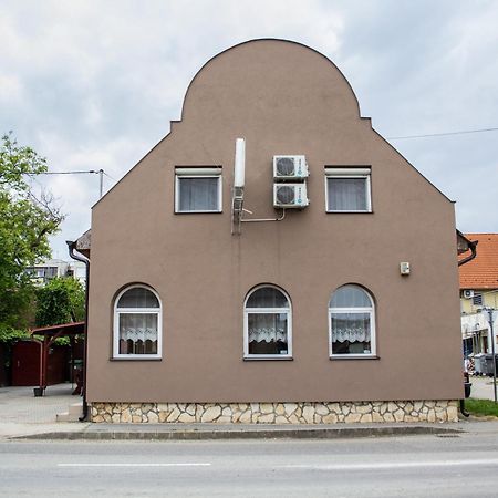 Fitt Panzió Sásd Exterior foto