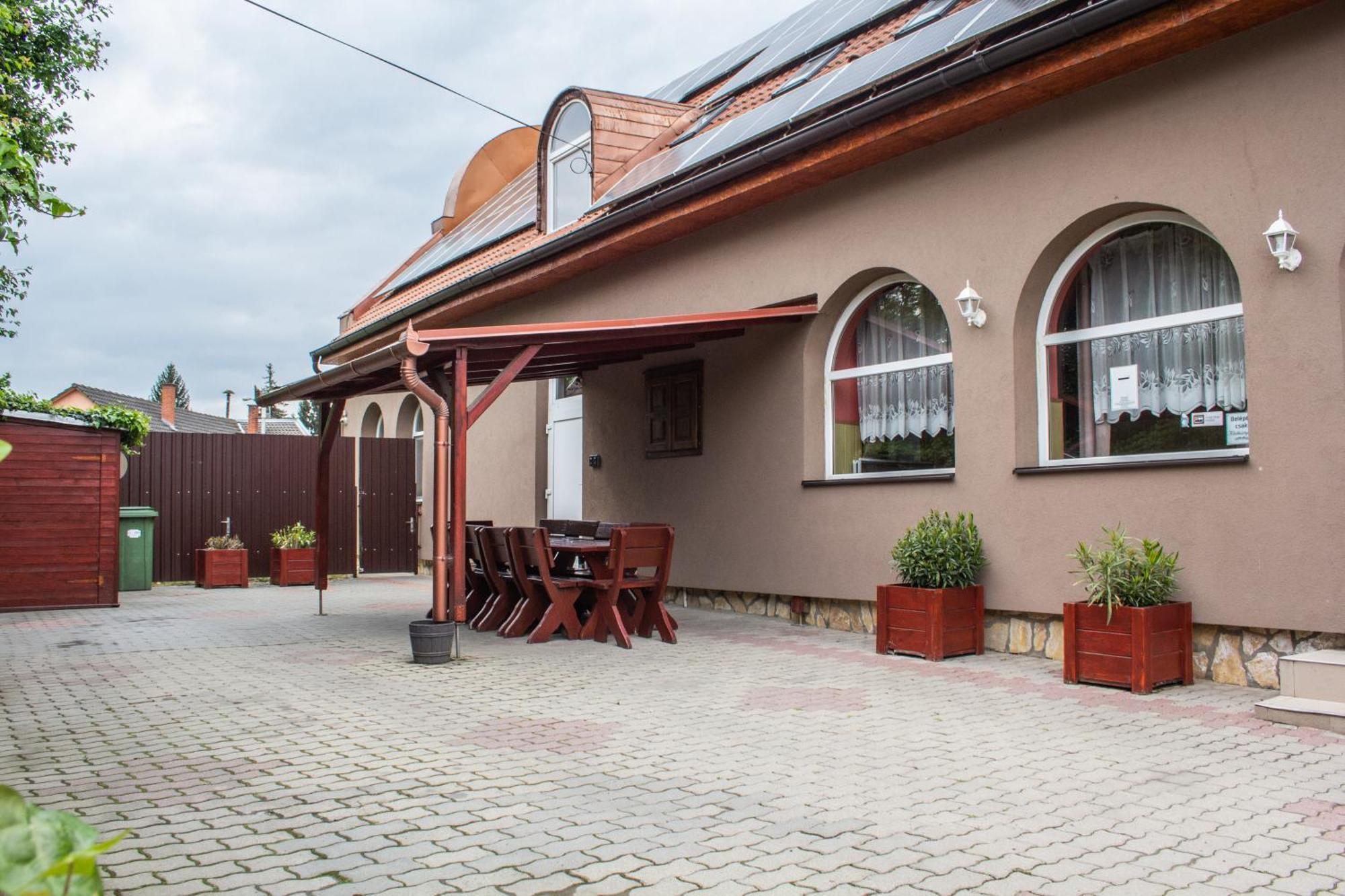 Fitt Panzió Sásd Exterior foto